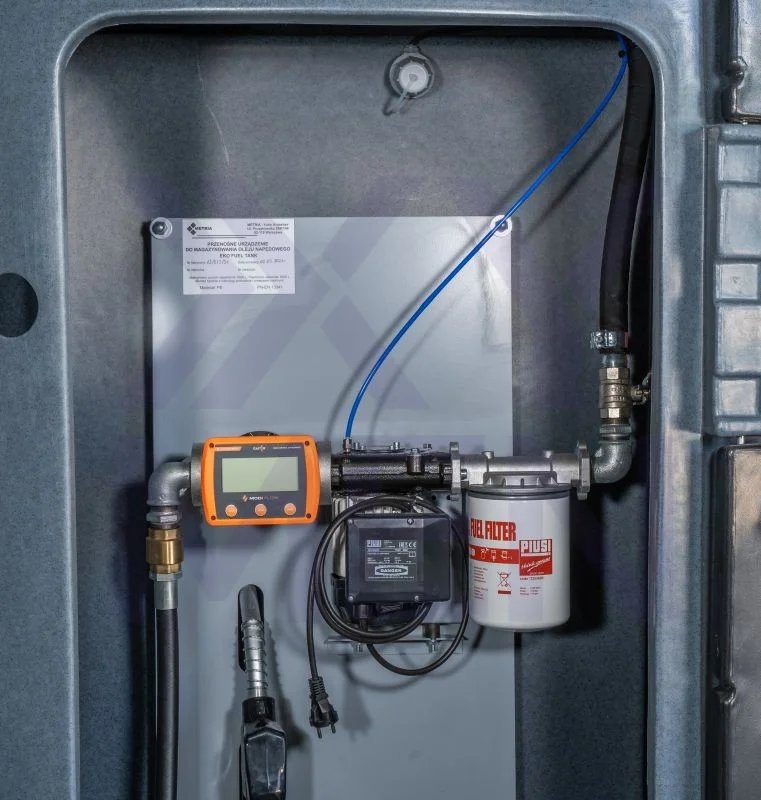 Szafka dystrybutora: licznik elektroniczny, filtr separujący wodę i pistolet nalewczy